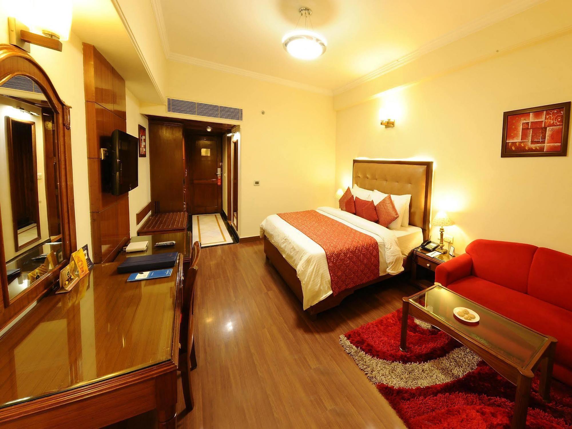 Hotel Golden Tulip Amritsar Esterno foto